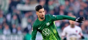 مدرب فولفسبورغ يعلن عودة عمورة بعد استبعاده التأديبي