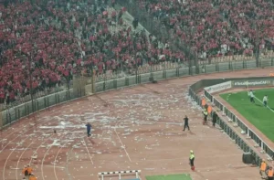 الكاف تفتح تحقيقًا تأديبيًا في أحداث مباراة الأهلي والجيش الملكي