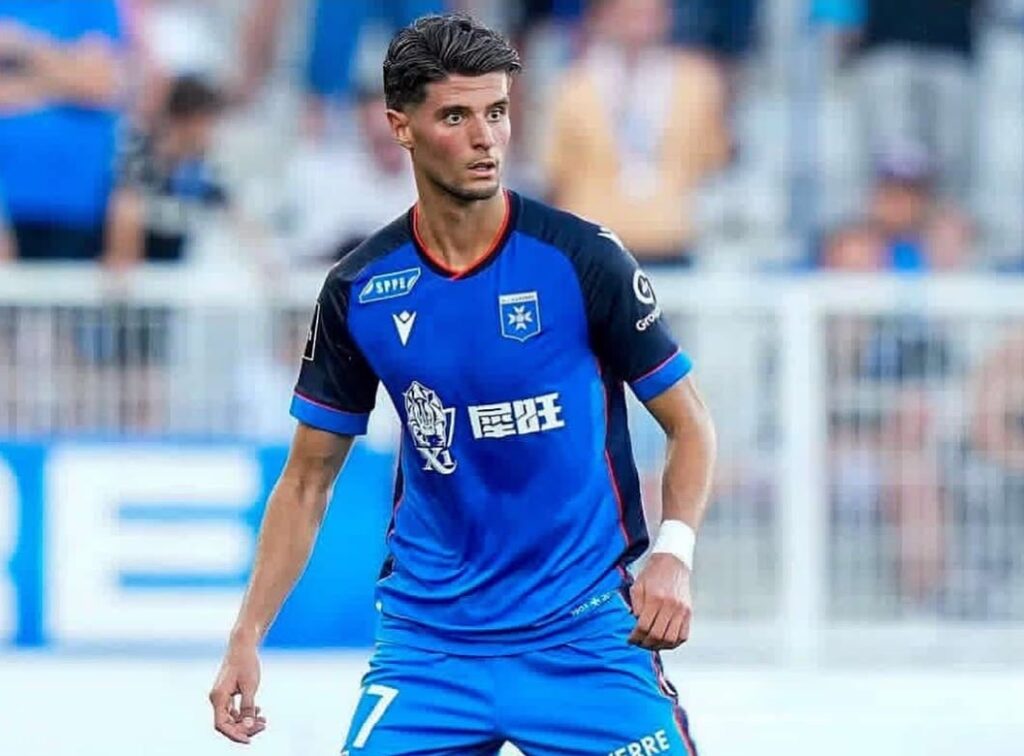 أسامة العزوزي يحافظ على مستواه مع أوكسير ويحصل على تقييم مرتفع