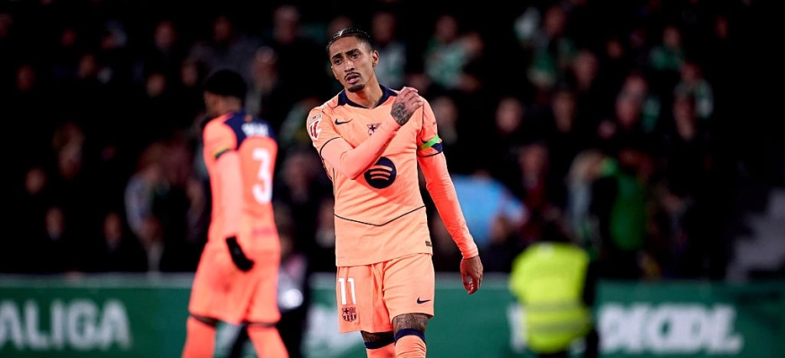 رافينيا يغادر مباراة برشلونة وإلتشي مصابًا بآلام عضلية