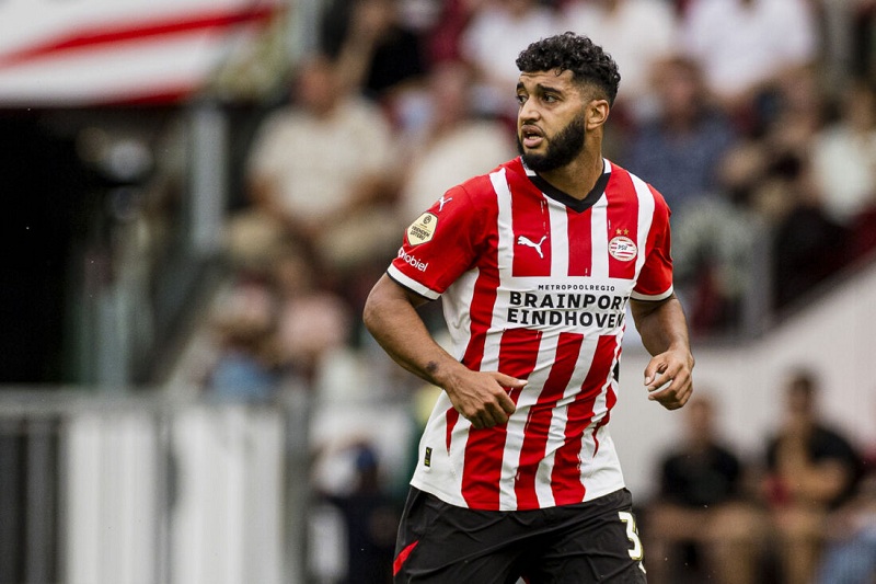 مدرب أيندهوفن: لا ندم على إراحة صيباري رغم الخسارة