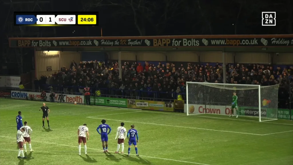 حكم يلغي ركلة جزاء ويتسبب بجدل واسع في مباراة إنجليزية