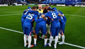 لاعبو تشيلسي يحاصرون الحكم قبل مباراة نيوكاسل (فيديو)