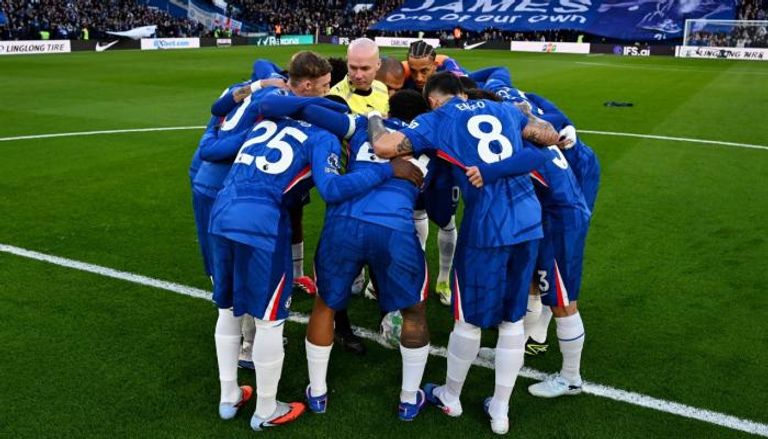 لاعبو تشيلسي يحاصرون الحكم قبل مباراة نيوكاسل (فيديو)