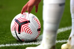 فريق برازيلي يسجل هدفًا غريبًا دون لمس الكرة (فيديو)