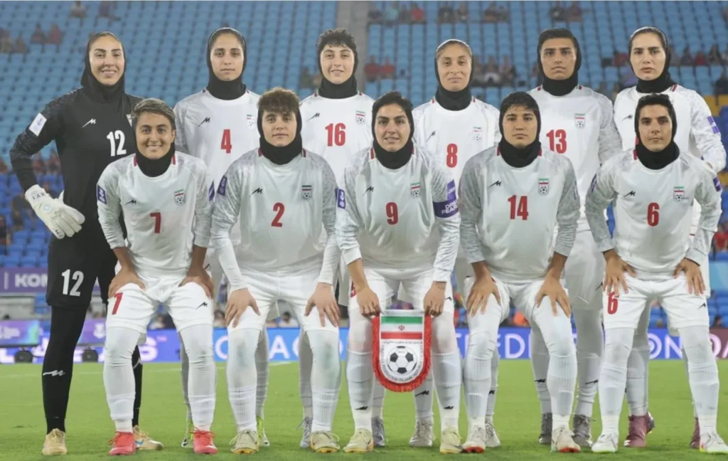 التلفزيون الإيراني يصف لاعبات المنتخب بـ"خائنات" بعد الاحتجاج