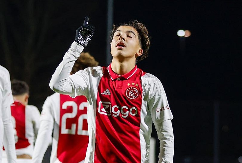 فيفا يوافق على تغيير جنسية نجم أياكس من بلجيكا إلى المغرب