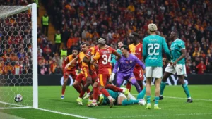 كلاتنبيرغ يوضح قرار إلغاء هدف ليفربول أمام غلطة سراي