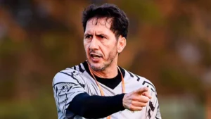 نادي جنوب إفريقي يعلن تعاقده مع المدرب المغربي بنواحي