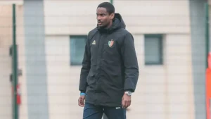 السلطات الجزائرية توقف مدربًا جنوب إفريقيًا بمطار هواري بومدين