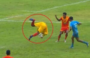 حارس مرمى يركل مهاجمًا بعد شقلبة ويتسبب بركلة جزاء