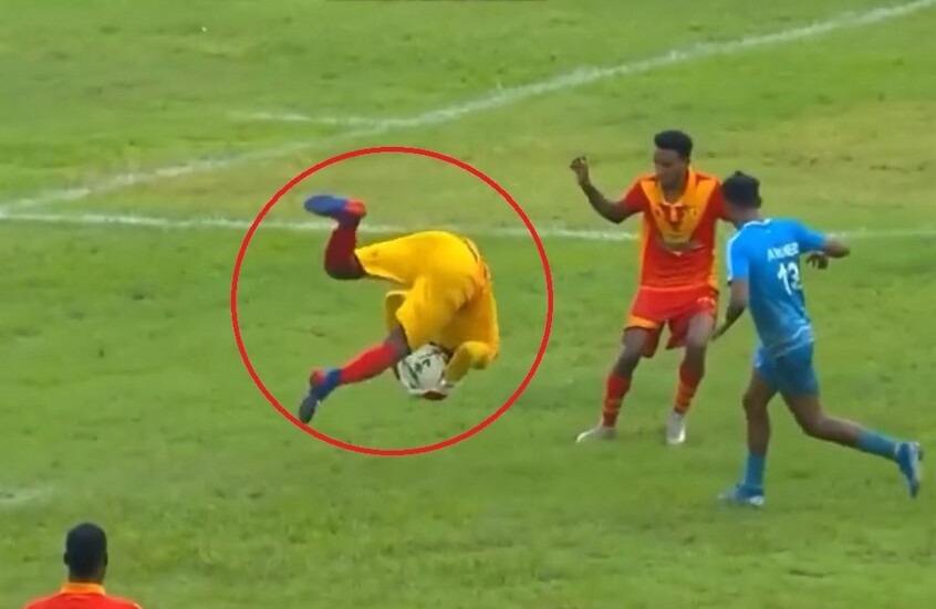 حارس مرمى يركل مهاجمًا بعد شقلبة ويتسبب بركلة جزاء