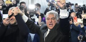 لابورتا يفوز برئاسة برشلونة لولاية جديدة رسميًا