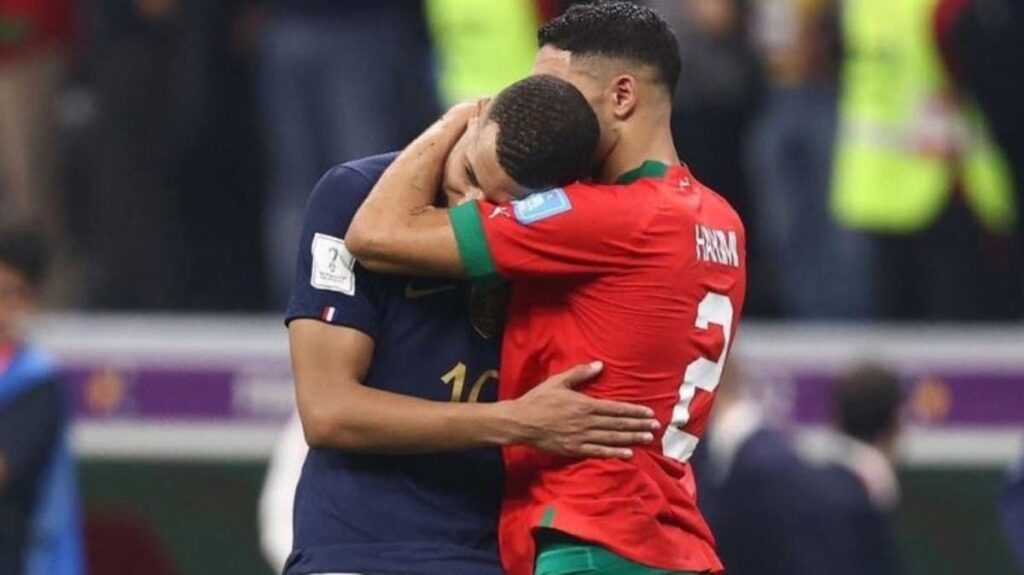 مبابي يثير غضبًا بإسبانيا لظهوره مع حكيمي بباريس