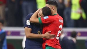 مبابي يثير غضبًا بإسبانيا لظهوره مع حكيمي بباريس