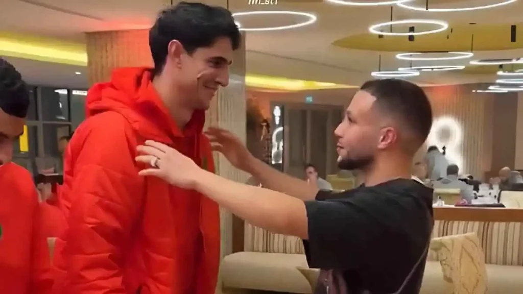 ياسين بونو يفشل في تحدٍ طريف ويُثير ضحك الجماهير (فيديو)