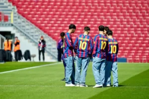 برشلونة يفاجئ جماهيره بقميص رونالدينيو قبل مواجهة رايو