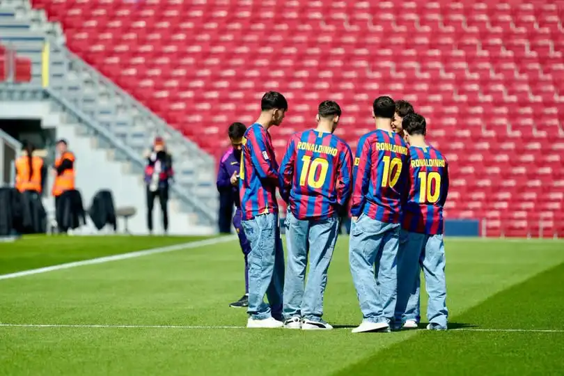 برشلونة يفاجئ جماهيره بقميص رونالدينيو قبل مواجهة رايو