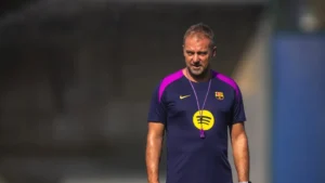 فليك يعرض الماء على صحفي يعاني من السعال أثناء المؤتمر