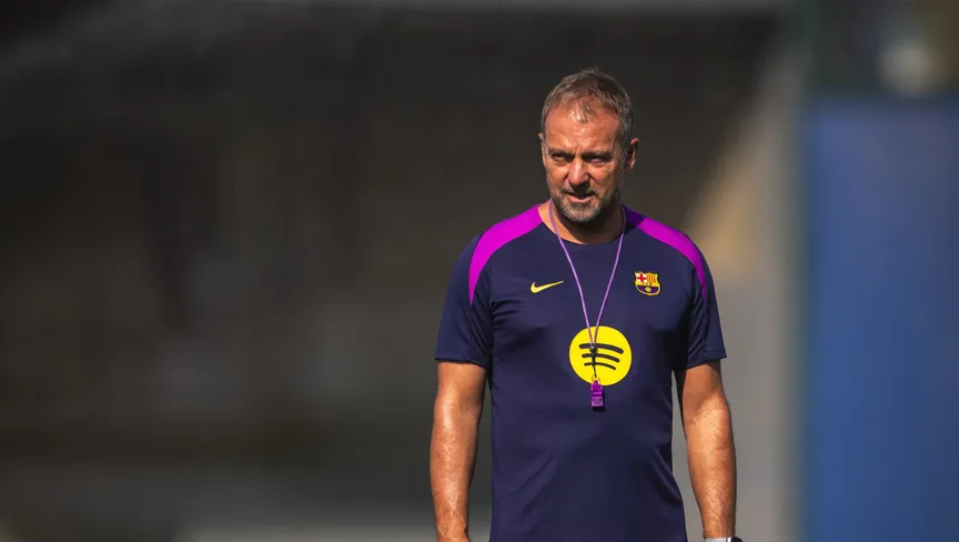 فليك يعرض الماء على صحفي يعاني من السعال أثناء المؤتمر