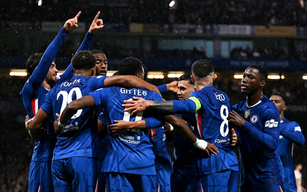 تشيلسي يمدد عقد قائده ريس جيمس حتى 2032