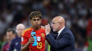 مدرب إسبانيا يقرر إشراك نجم برشلونة الشاب أمام مصر