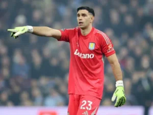 الاتحاد الإنجليزي يدرس معاقبة مارتينيز بسبب إعلانات مراهنات