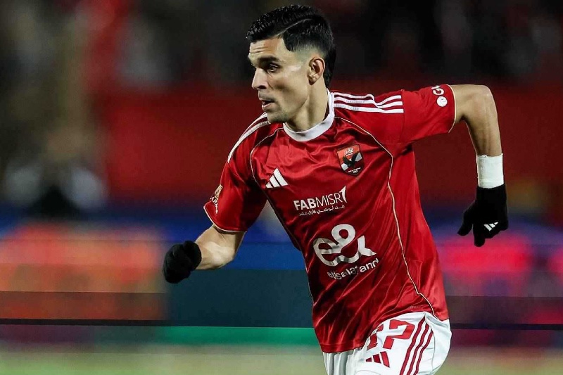 بن شرقي يغضب بعد استبداله في مباراة الأهلي وزد.