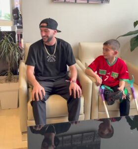 زياش يلتقي بالطفل يونس من ذوي الهمم قبل مواجهة آسفي