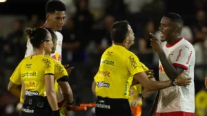 المحكمة تعاقب لاعب برازيلي بالإيقاف بعد إساءة للحكمة