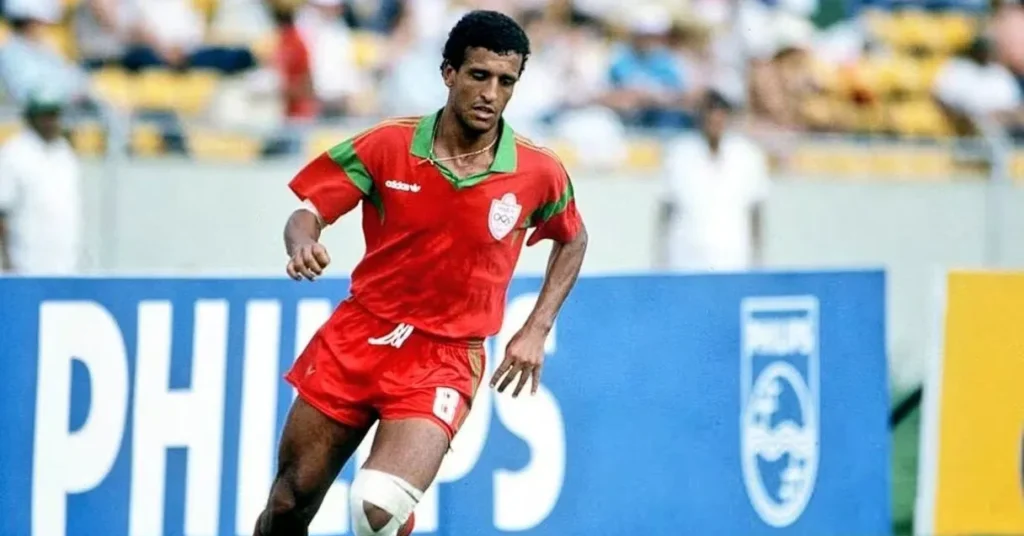 عزيز بودربالة: مسيرة أسطورة كرة القدم المغربية تتلخص.