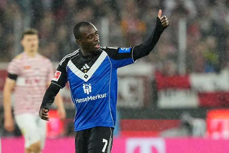 هامبورغ يعاقب لاعبه دومبي بتوفير سترات عاكسة بسبب القيادة تحت تأثير الكحول