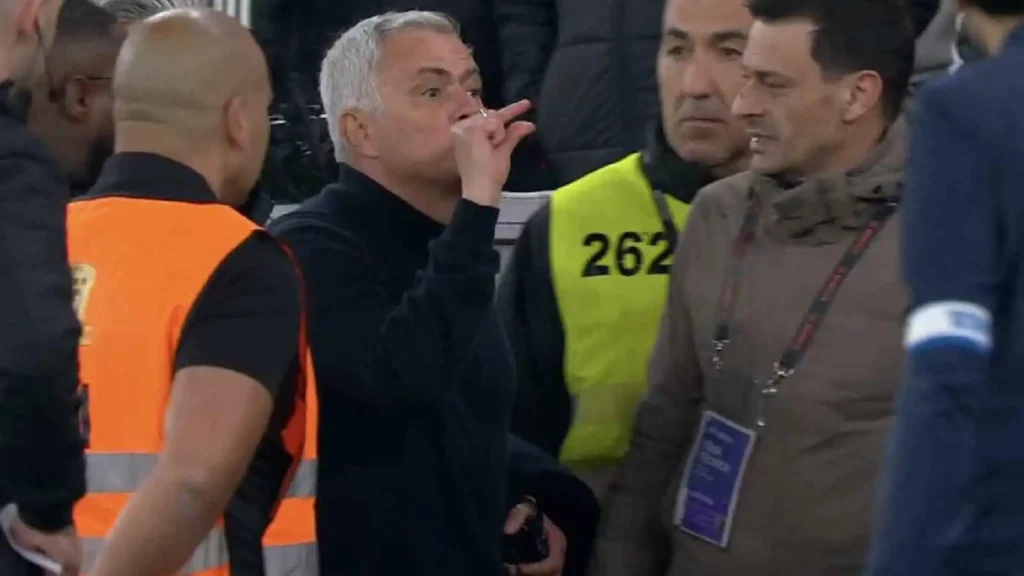 مورينيو يُطرد في كلاسيكو بورتو بعد اتهامه بالخيانة (فيديو)