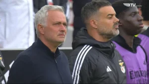 مورينيو يبكي تأثرًا بوفاة مدرب حراس المرمى قبل المباراة