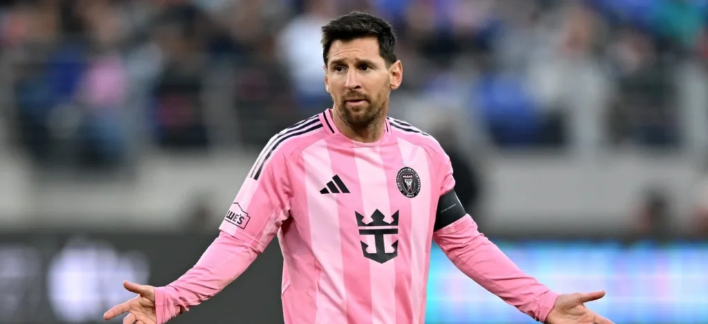 أطفال يحرقون قمصان ميسي في إيران بسبب زيارة ترامب