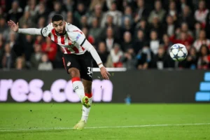 أيندهوفن يخسر أمام طيلستار بوجود صلاح الدين وصيباري