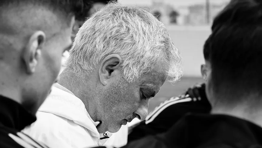 مورينيو يبكي حدادًا على صديقه الراحل قبل مباراة بنفيكا