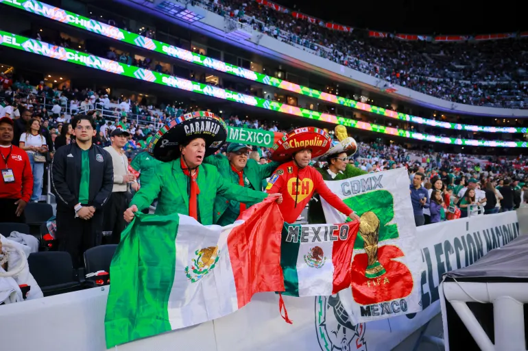 وفاة مشجع بسقوط من الملعب خلال مباراة المكسيك والبرتغال