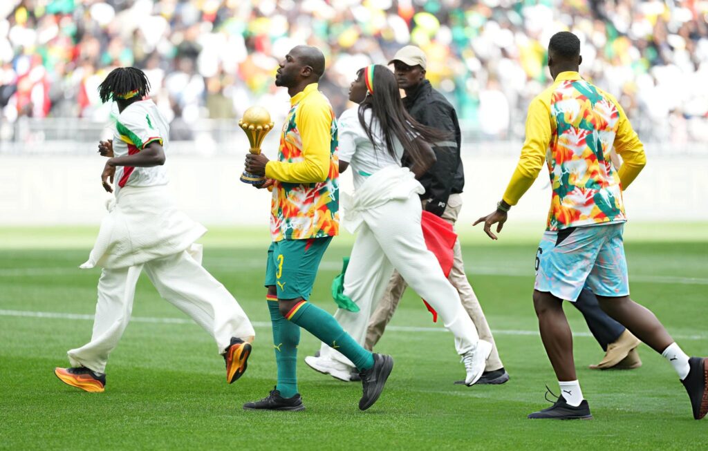 السنغال تستعرض كأس إفريقيا بـ"ستاد دو فرانس" رغم قرار "الكاف".