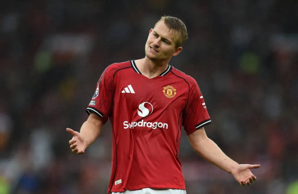 هل تم منع دي ليخت من اللعب؟ الحقيقة الكاملة وراء غيابه تكشف كل شيء