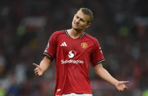 هل تم منع دي ليخت من اللعب؟ الحقيقة الكاملة وراء غيابه تكشف كل شيء