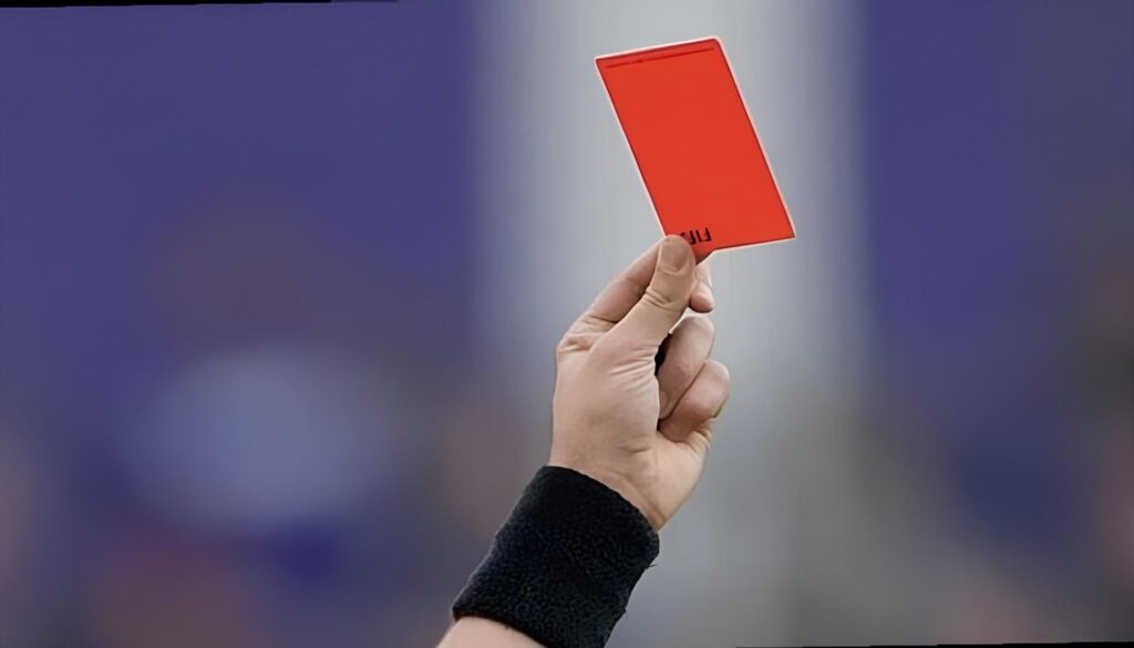 حكم يشهر 24 بطاقة حمراء بمباراة في فرنسا