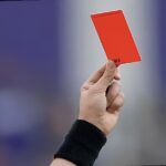 حكم يشهر 24 بطاقة حمراء بمباراة في فرنسا