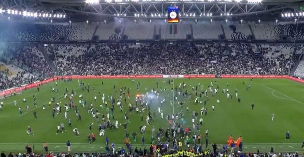 جماهير جزائرية تقتحم أرض الملعب بمباراة ودية أمام أوروغواي