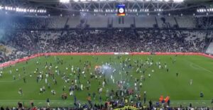 جماهير جزائرية تقتحم أرض الملعب بمباراة ودية أمام أوروغواي