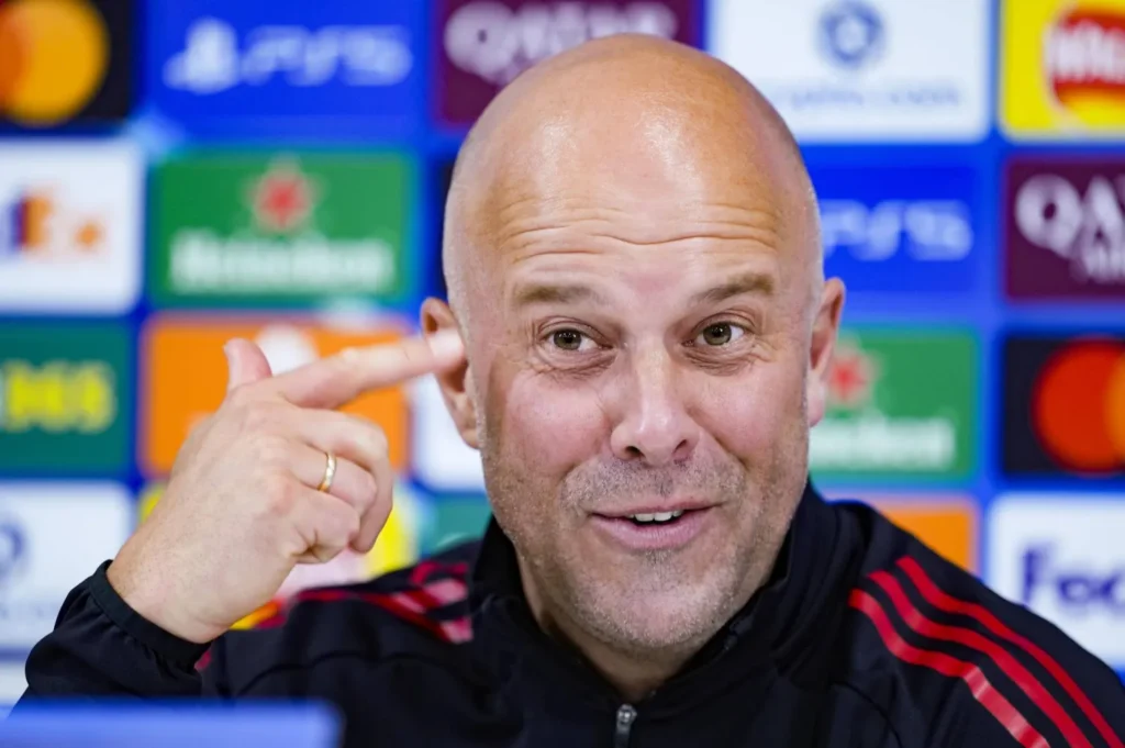 سلوت يستدعي "معجزة 2019" قبل مواجهة ليفربول وباريس.