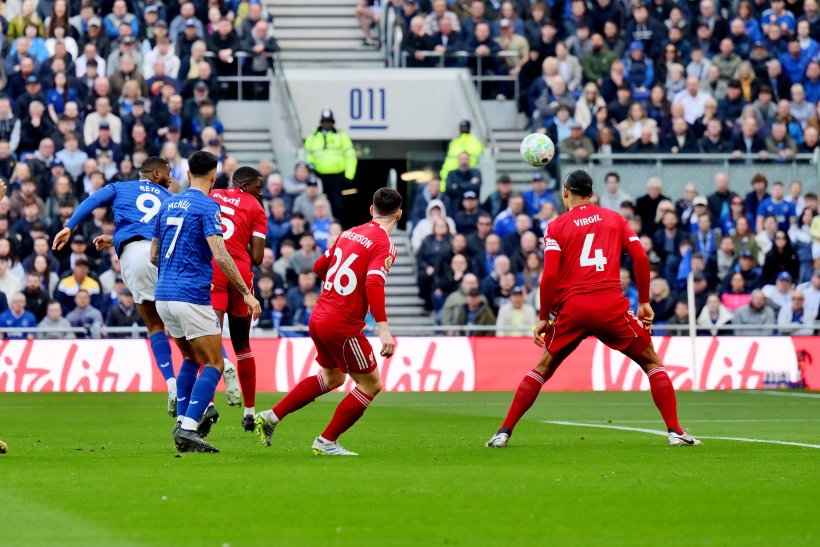 ليفربول يفوز على إيفرتون في الوقت بدل الضائع 2-1