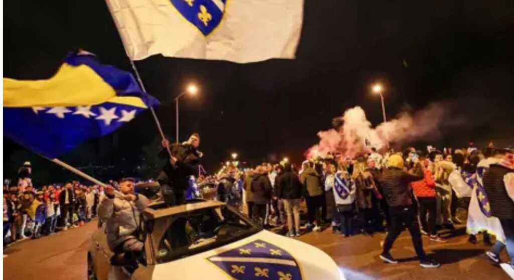 البوسنة تقصي إيطاليا وتتأهل لكأس العالم وسط احتفالات.