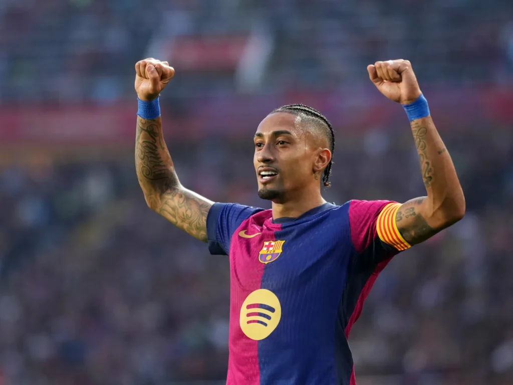 رافينيا ينتقد التحكيم بشدة بعد إقصاء برشلونة من الأبطال