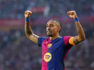 رافينيا ينتقد التحكيم بشدة بعد إقصاء برشلونة من الأبطال